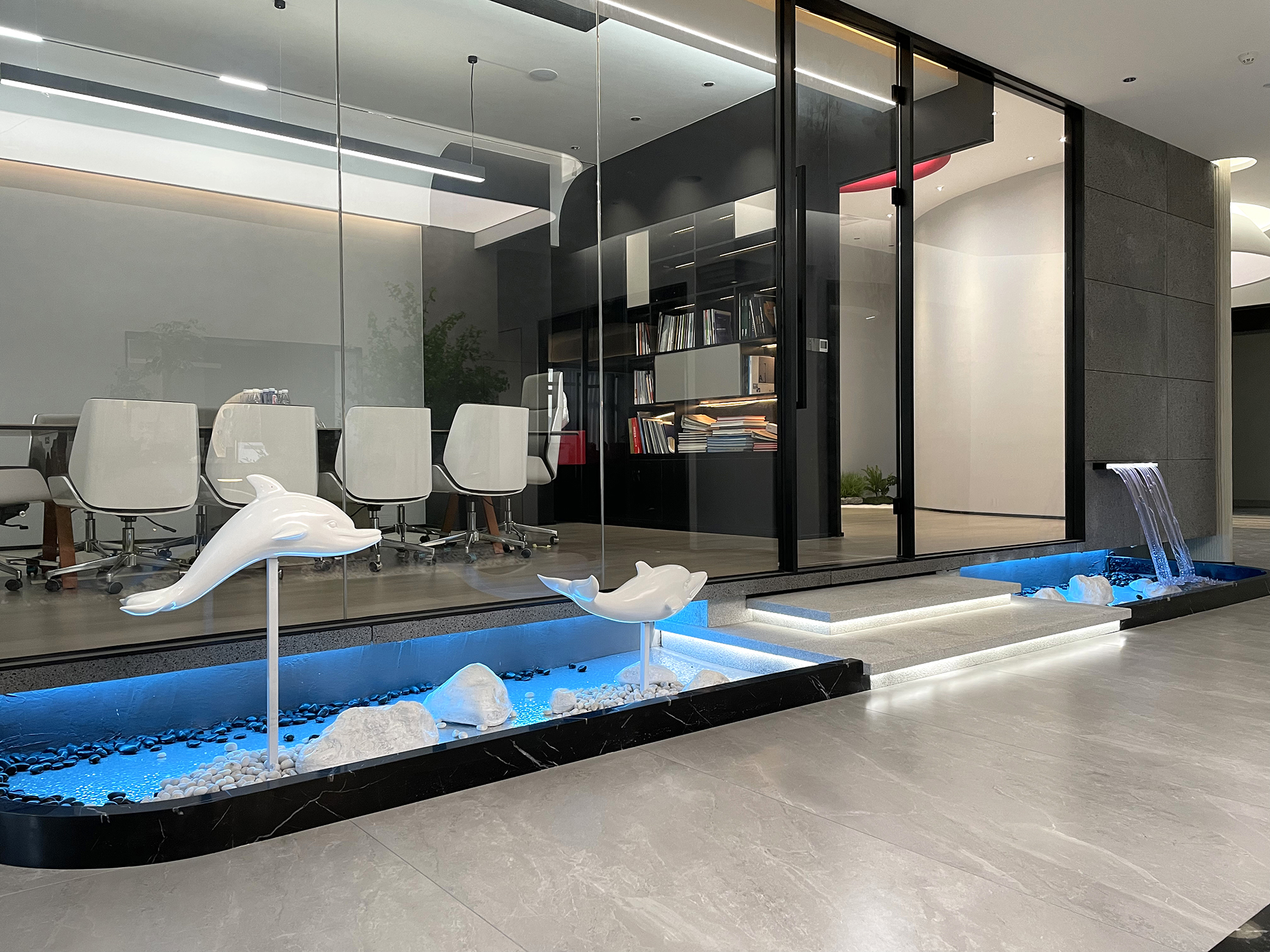 中山汉风广告设计公司门口摆放着一株发财树，象征着美好寓意