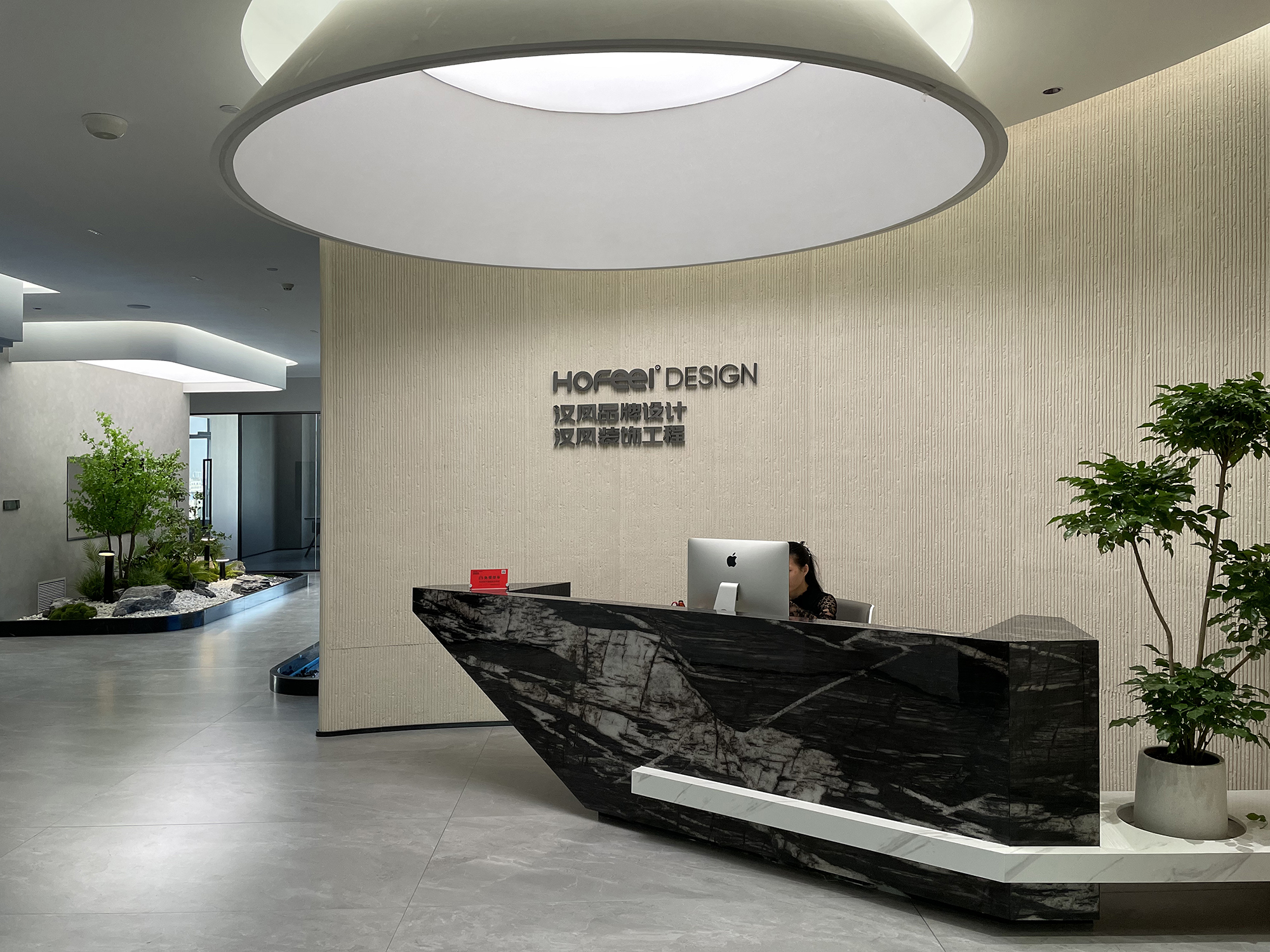 中山汉风广告设计公司的同事们正在进行项目设计