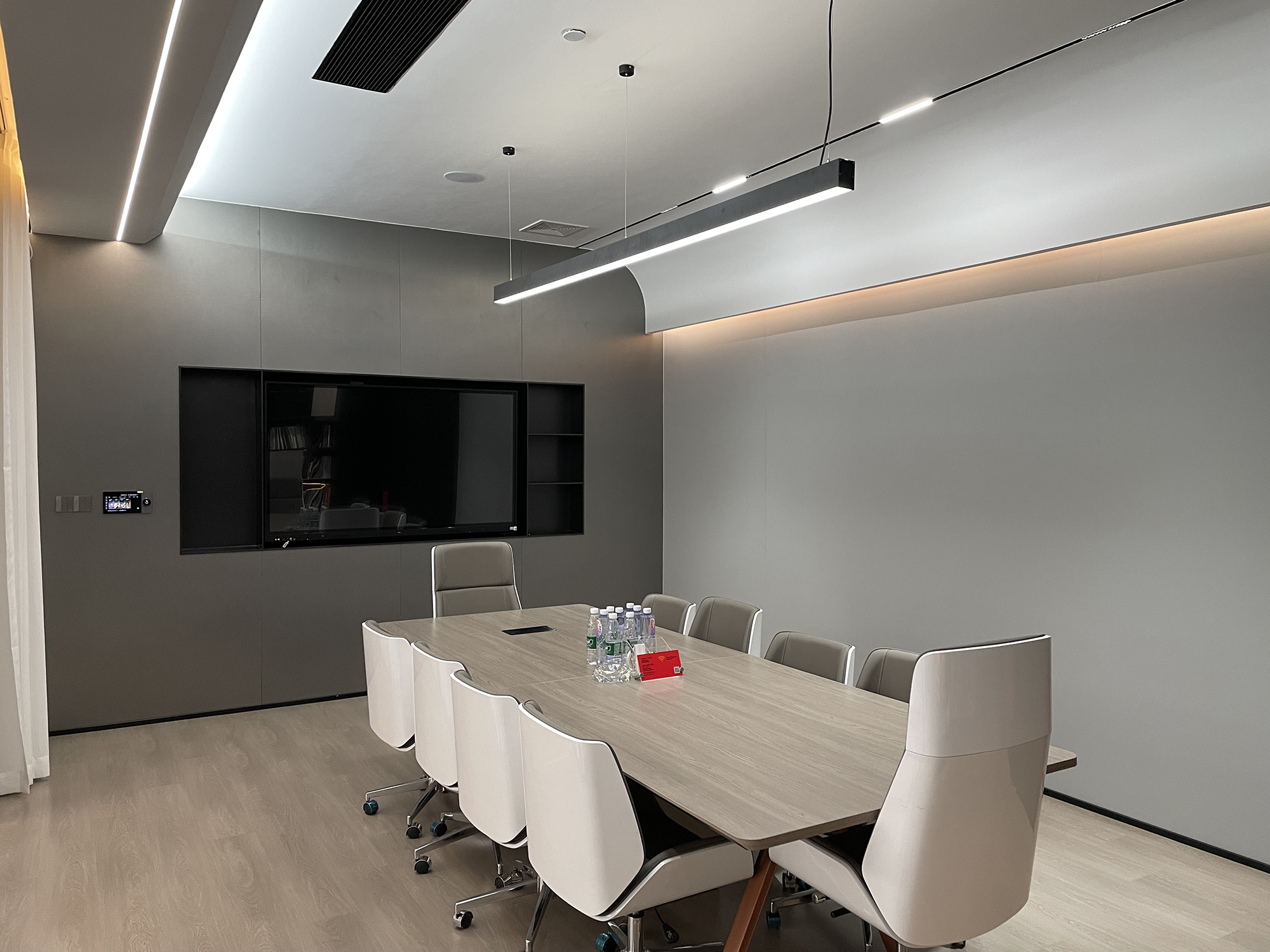 中山汉风广告设计公司的全体员工正在进行项目会议中