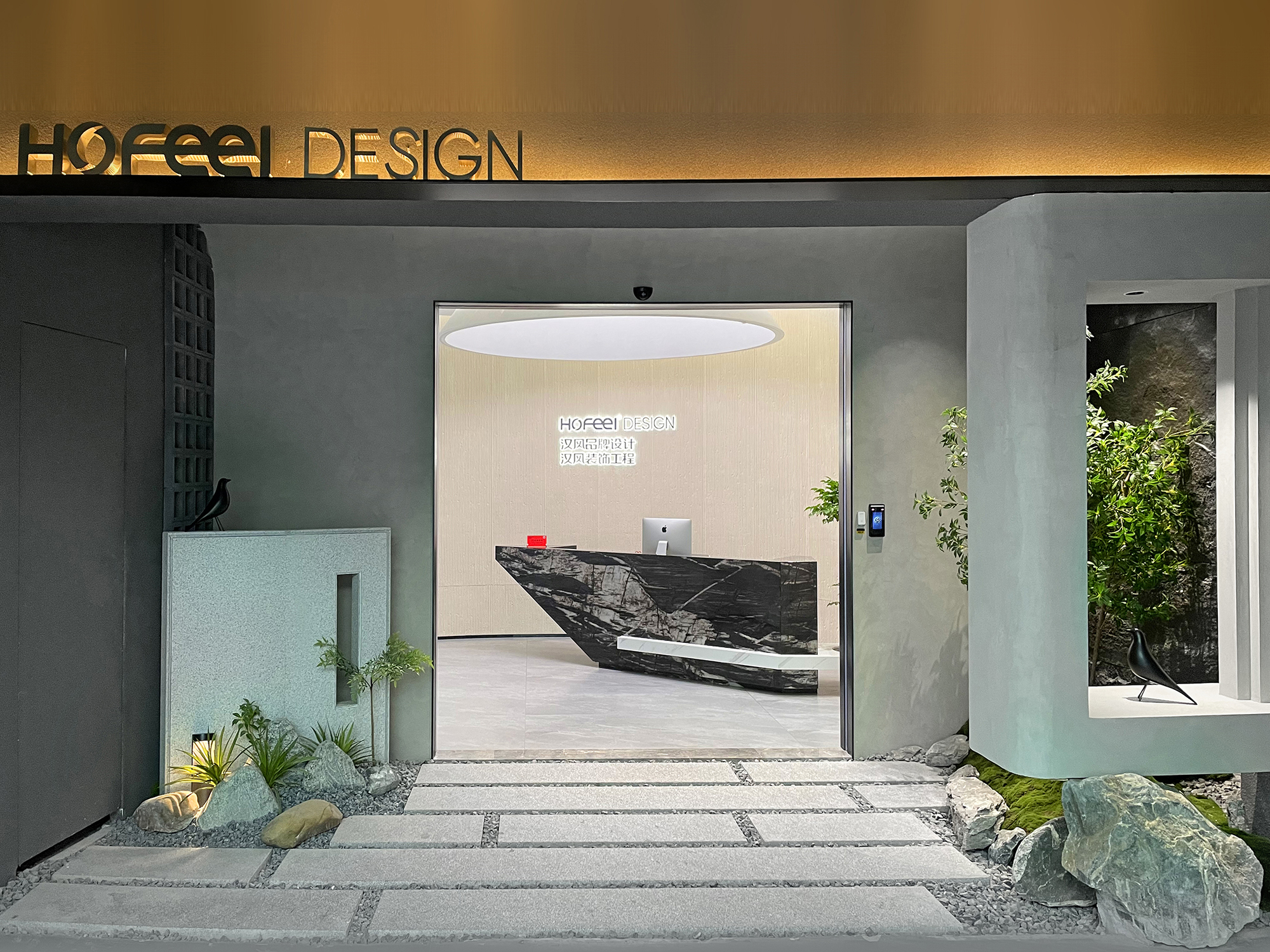 中山汉风广告设计公司的前台工作人员正在认真工作